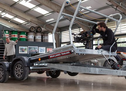 Car Hauler schittert in nieuwe video